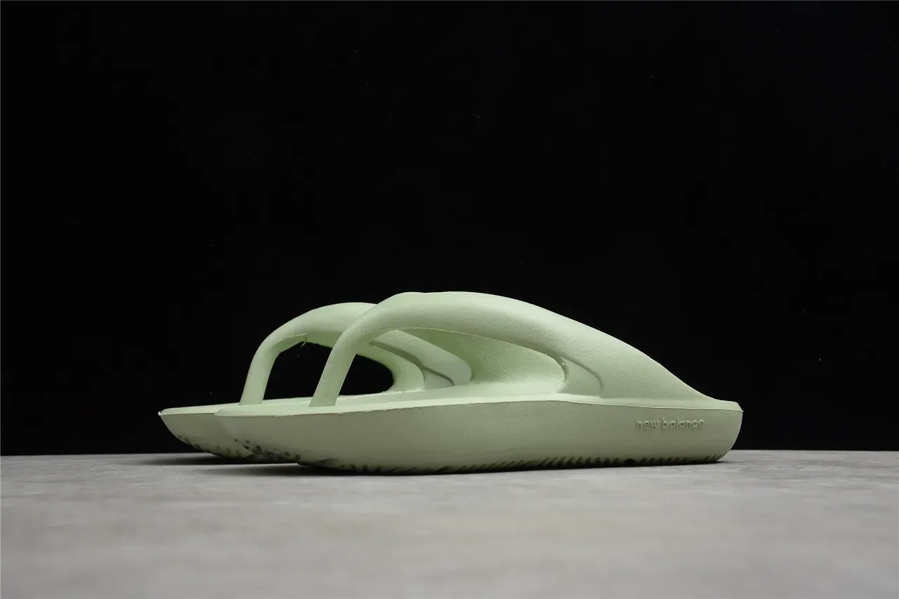 New Balance نعال منزلية خضراء مصممة أحادية اللون مع قدمية مقعرة 6