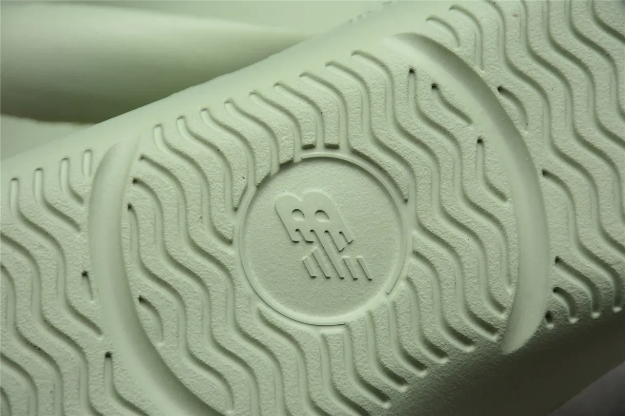 New Balance نعال منزلية خضراء مصممة أحادية اللون مع قدمية مقعرة 8