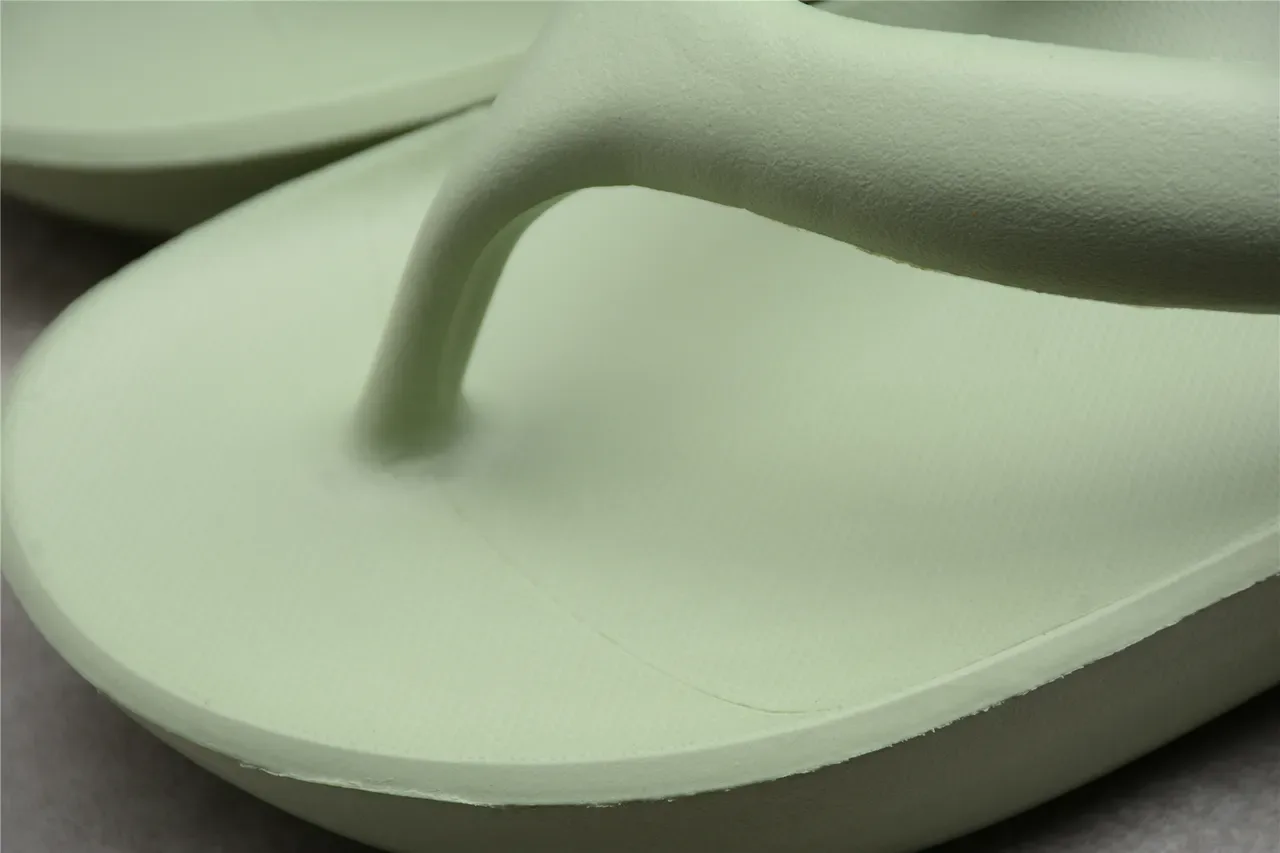 New Balance نعال منزلية خضراء مصممة أحادية اللون مع قدمية مقعرة 10