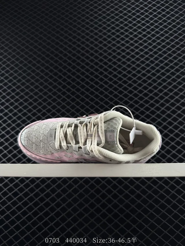 New Balance M1906AF Rosa Cinza Silhueta Malha E Sobreposição Sintética Construção Tênis Chunky 5