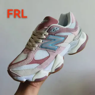 New Balance गुलाबी सफेद प्लेटफॉर्म सोल मिक्स्ड सूएड और मेश अपर चंकी स्नीकर