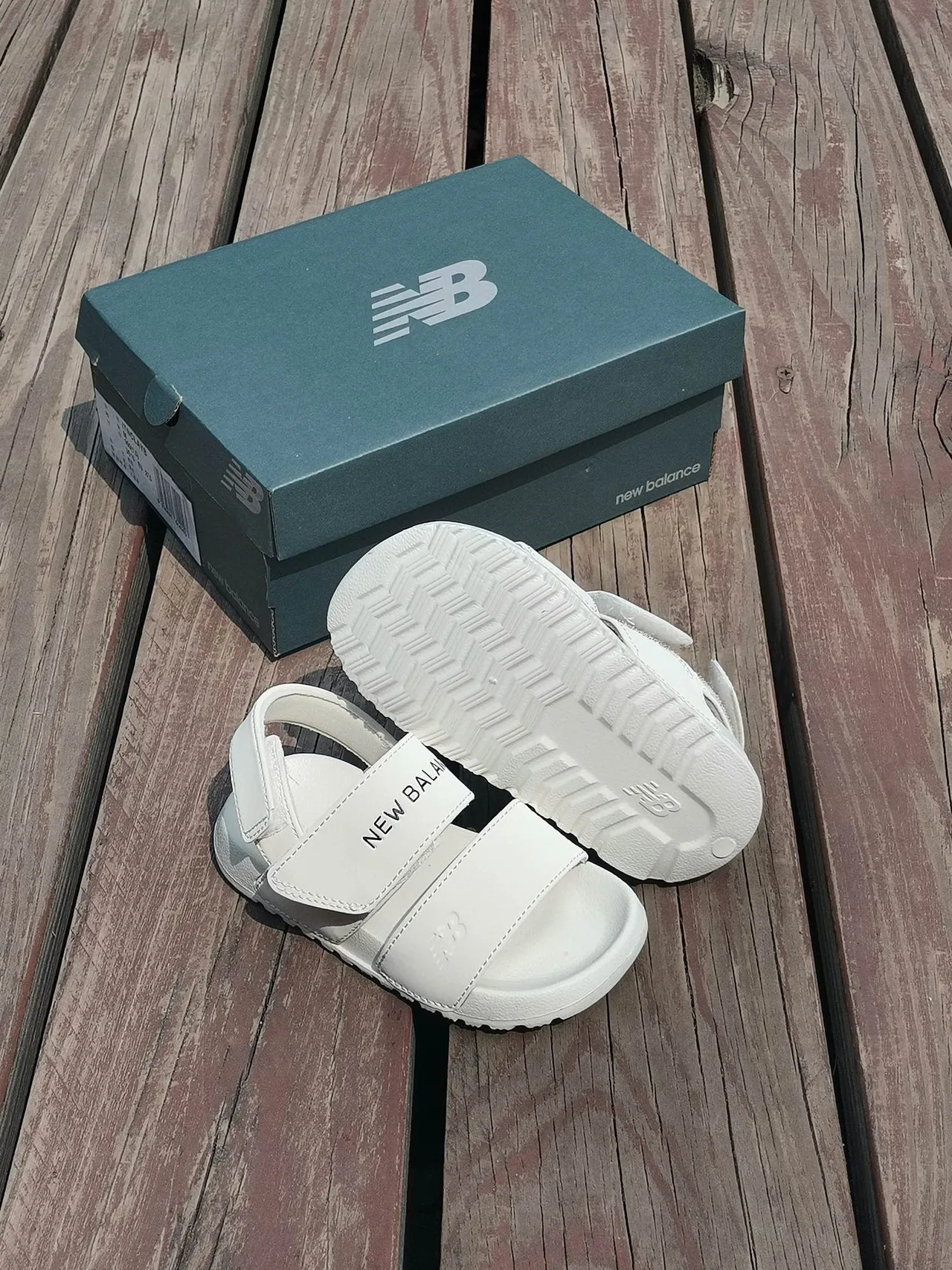 New Balance Blanco y Negro Sandalias Casual de Dos Correas con Cierre de Velcro 2