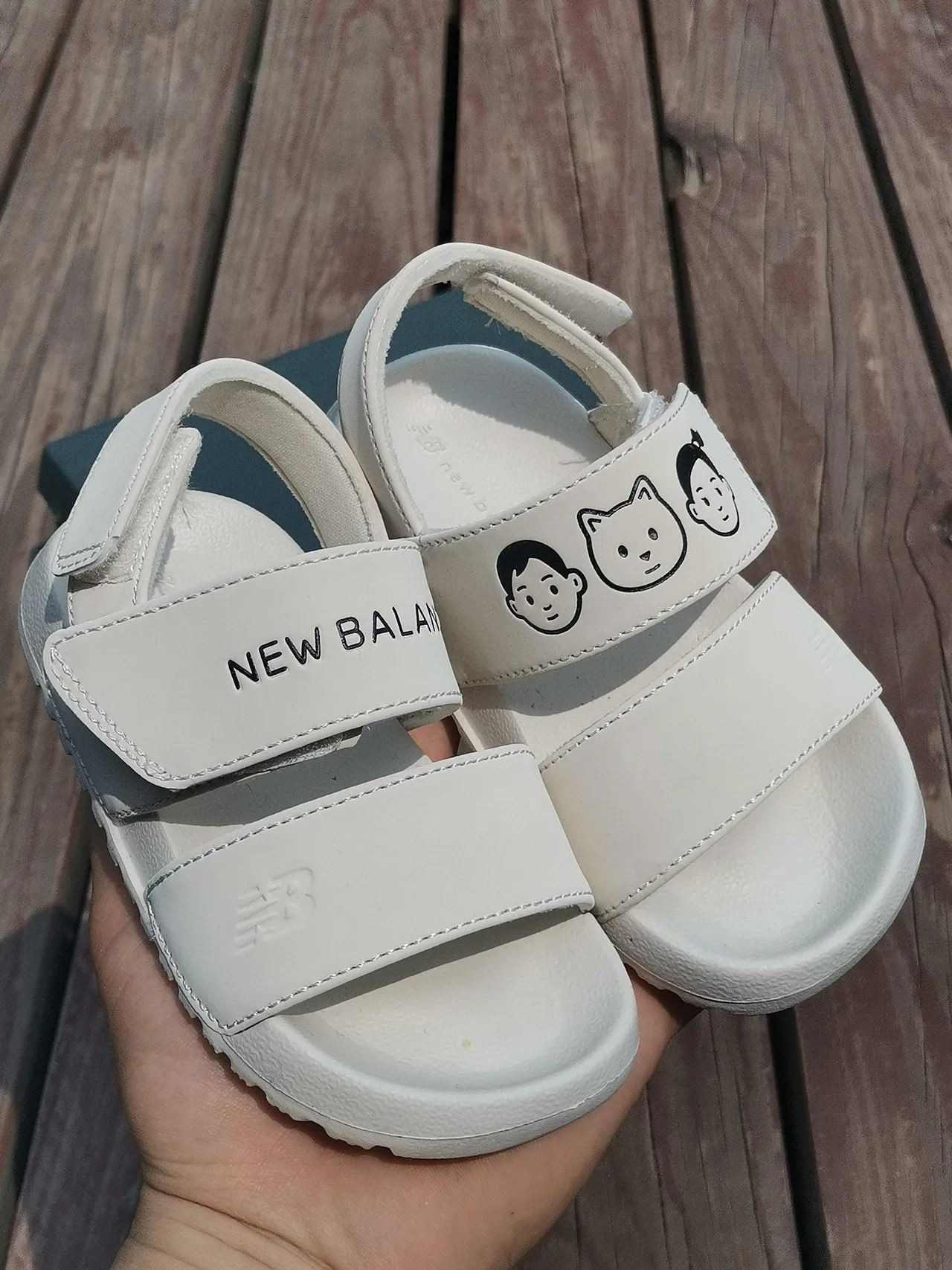 New Balance Blanco y Negro Sandalias Casual de Dos Correas con Cierre de Velcro 8