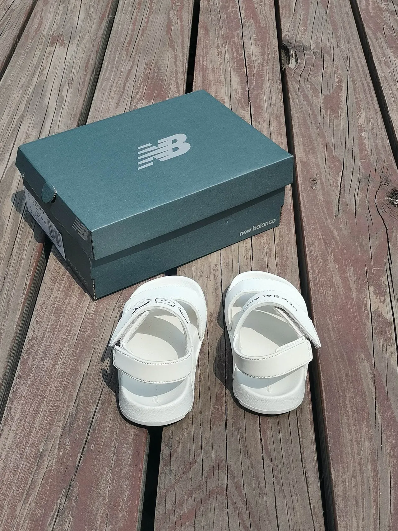 New Balance Blanco y Negro Sandalias Casual de Dos Correas con Cierre de Velcro 9
