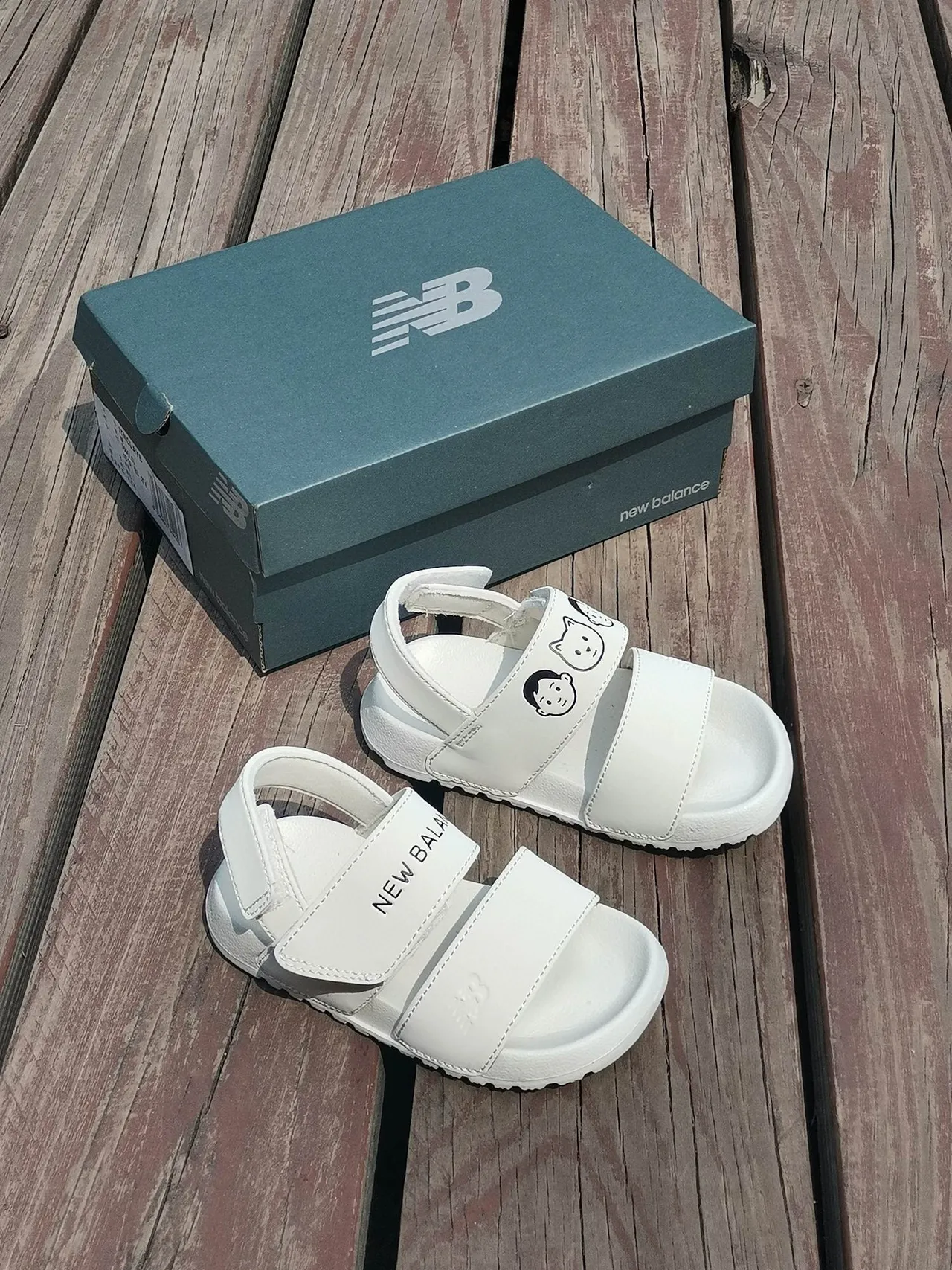 New Balance Blanco y Negro Sandalias Casual de Dos Correas con Cierre de Velcro 10