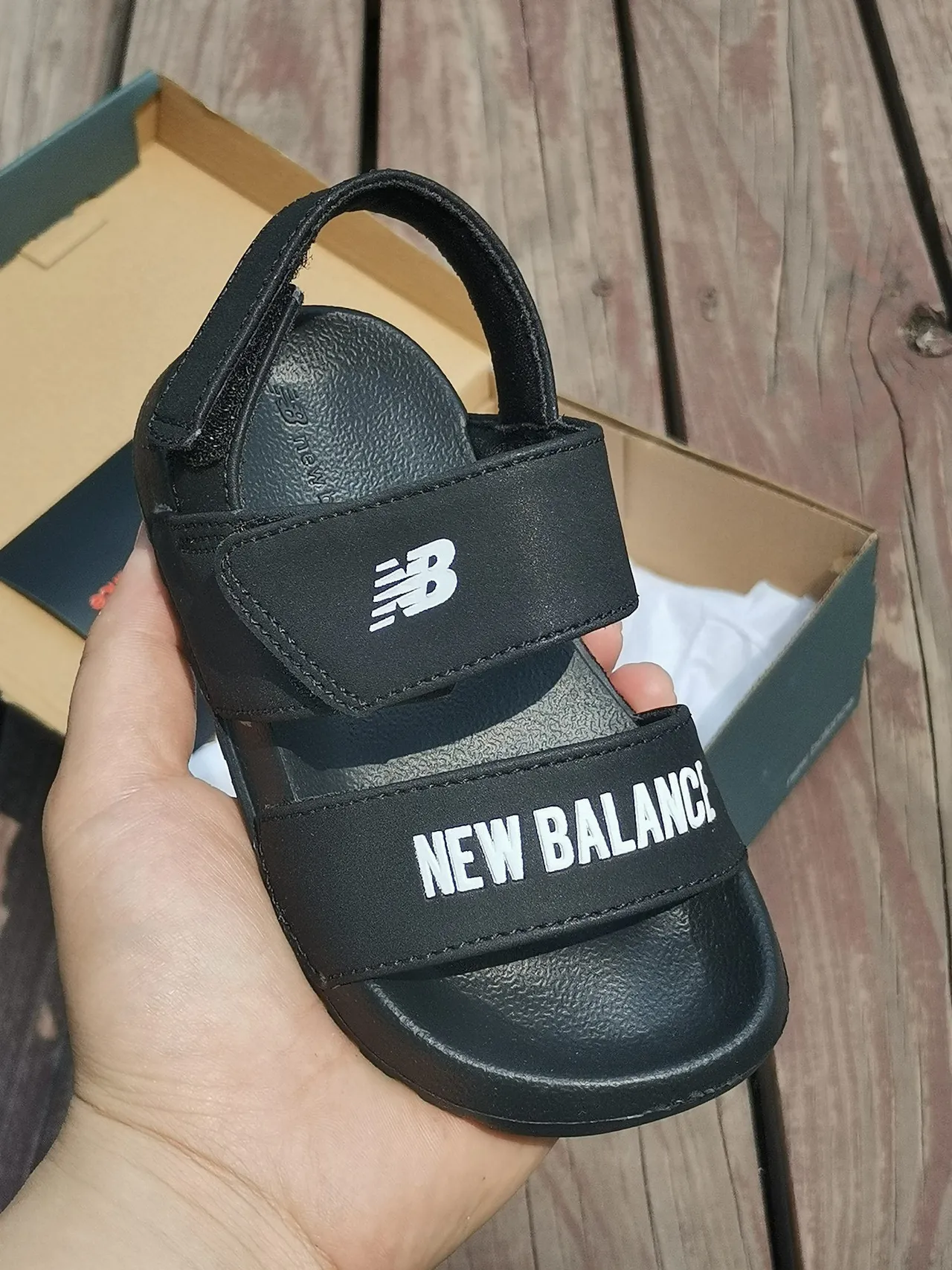 New Balance Blanco y Negro Sandalias Casual de Dos Correas con Cierre de Velcro 13
