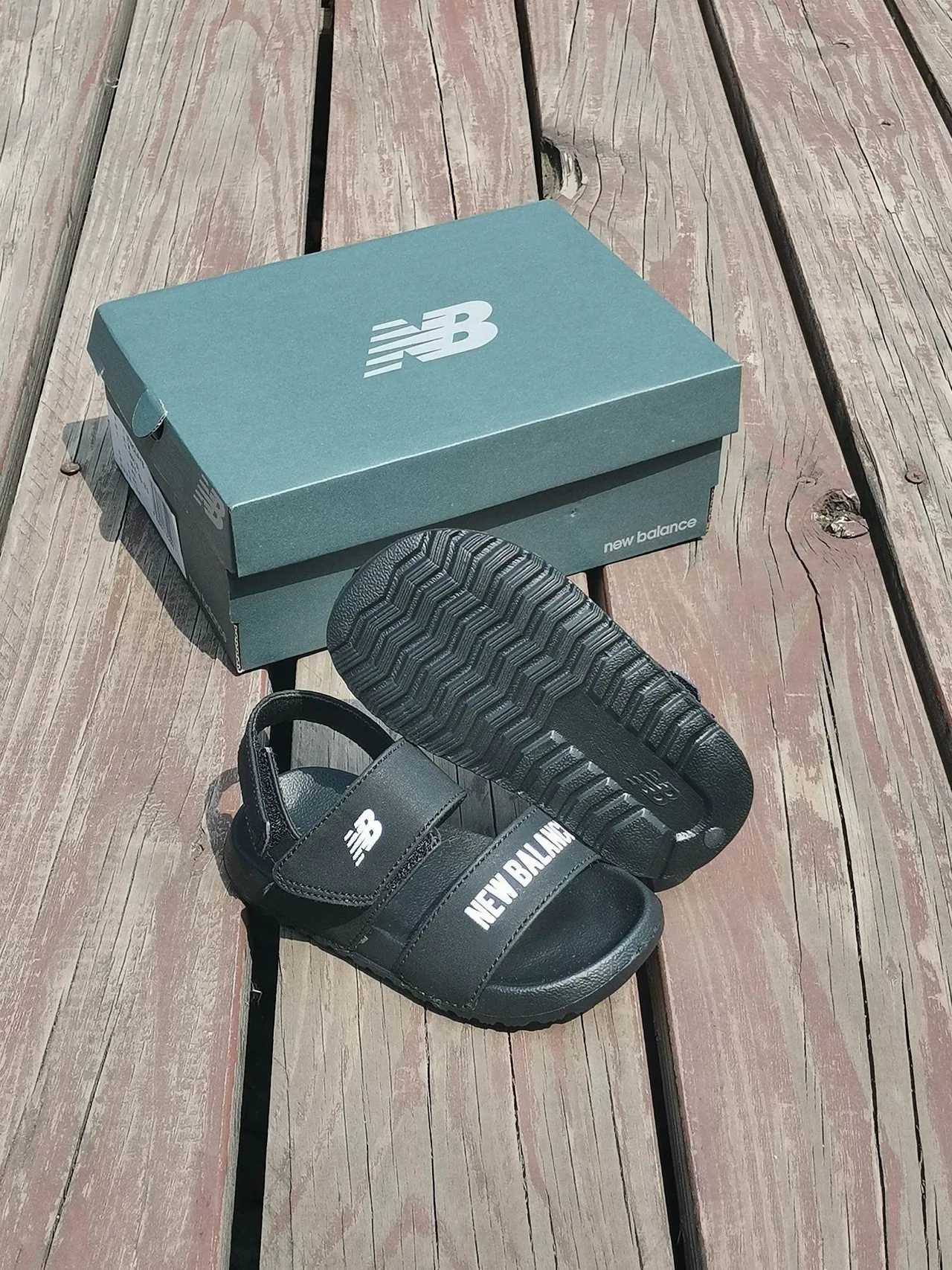 New Balance Blanco y Negro Sandalias Casual de Dos Correas con Cierre de Velcro 14
