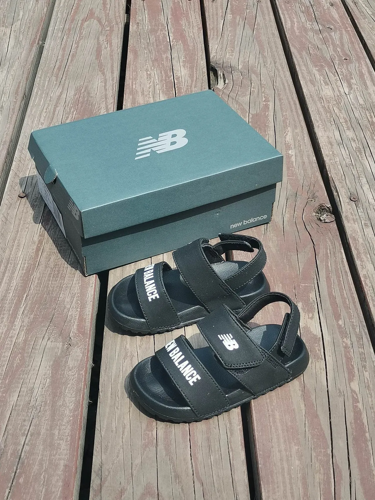 New Balance Blanco y Negro Sandalias Casual de Dos Correas con Cierre de Velcro 16