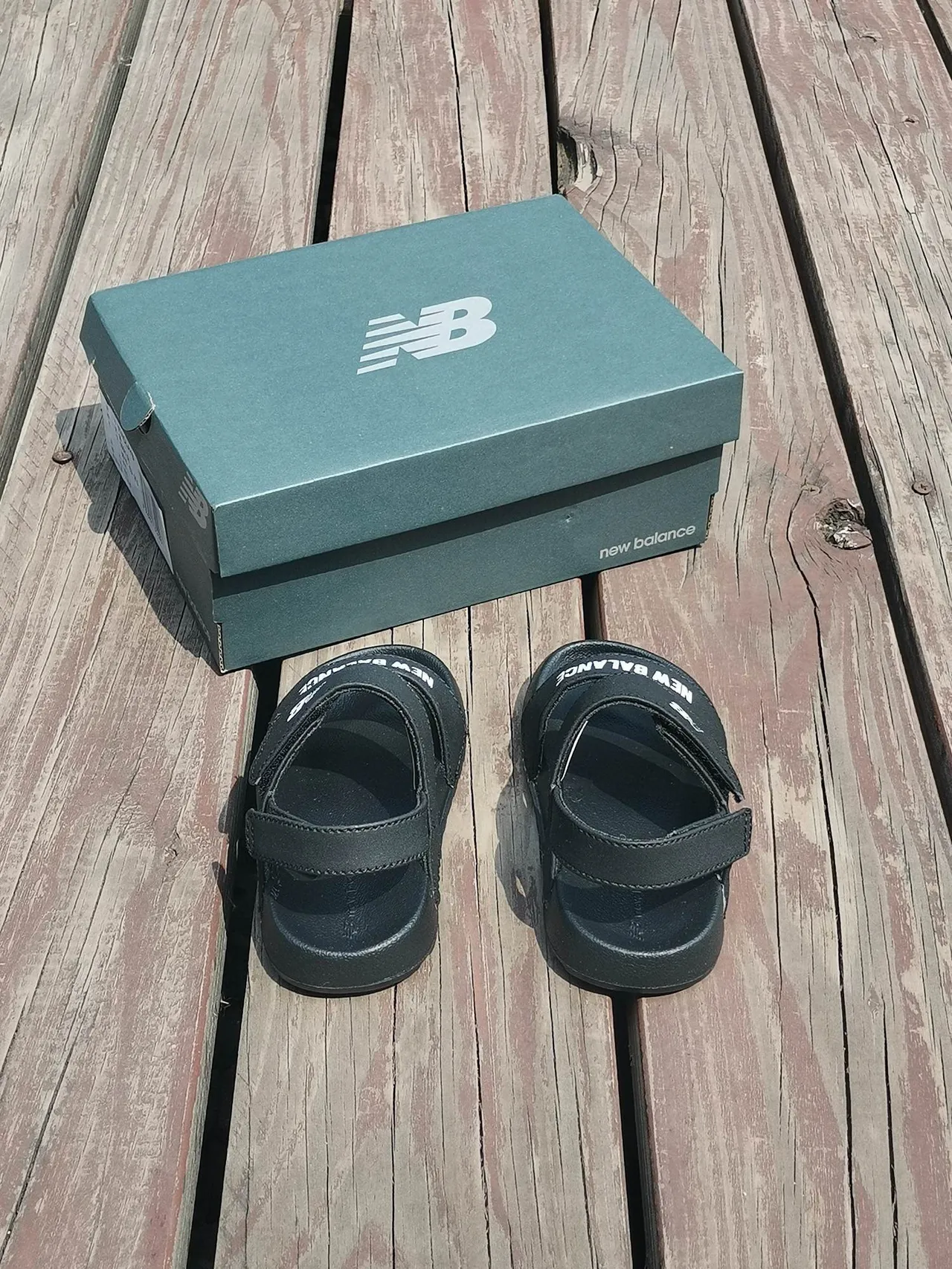 New Balance Blanco y Negro Sandalias Casual de Dos Correas con Cierre de Velcro 18
