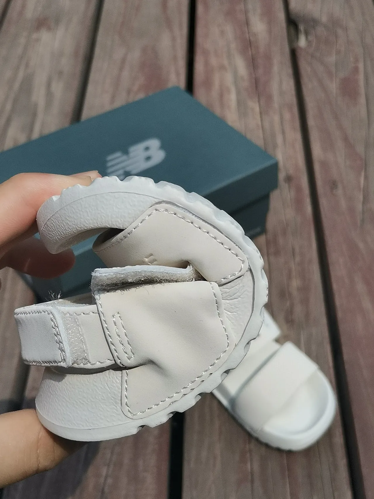 New Balance Blanco y Negro Sandalias Casual de Dos Correas con Cierre de Velcro 19