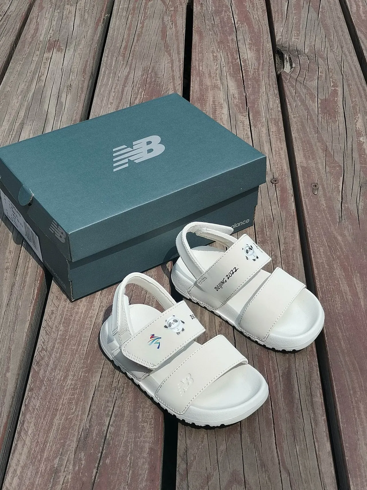 New Balance Blanco y Negro Sandalias Casual de Dos Correas con Cierre de Velcro 20