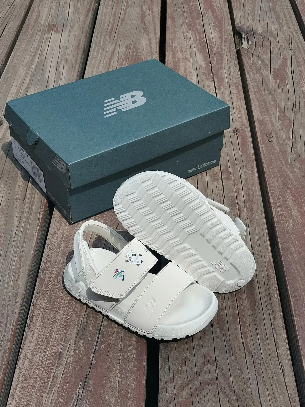 New Balance Blanco y Negro Sandalias Casual de Dos Correas con Cierre de Velcro 22