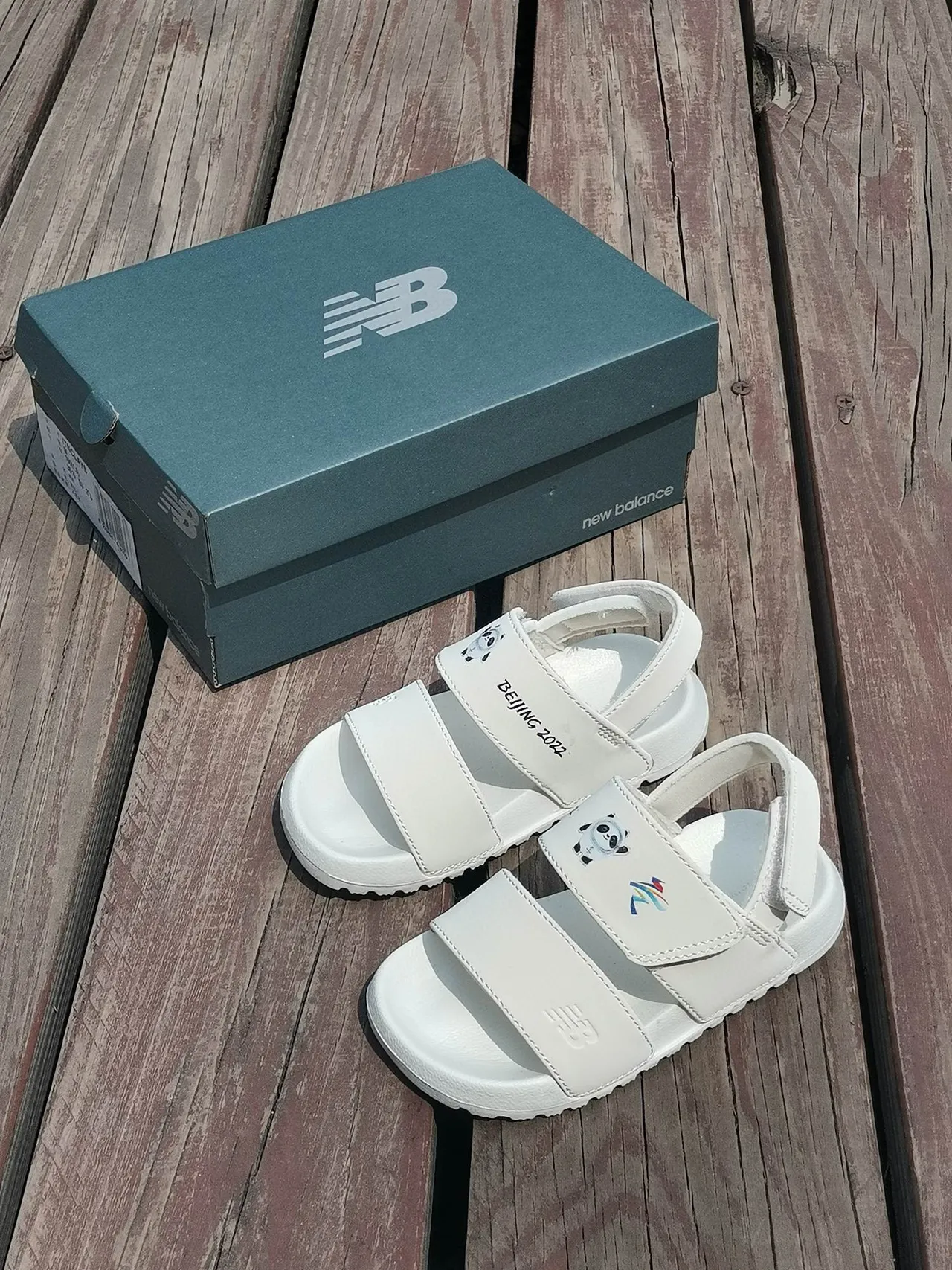 New Balance Blanco y Negro Sandalias Casual de Dos Correas con Cierre de Velcro 23