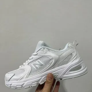 New Balance সাদা ধূসর মেশ-এন্ড-সিন্থেটিক আপার চাঙ্কি স্কাল্প্টেড মিডসোল লাইফস্টাইল স্নিকার্স