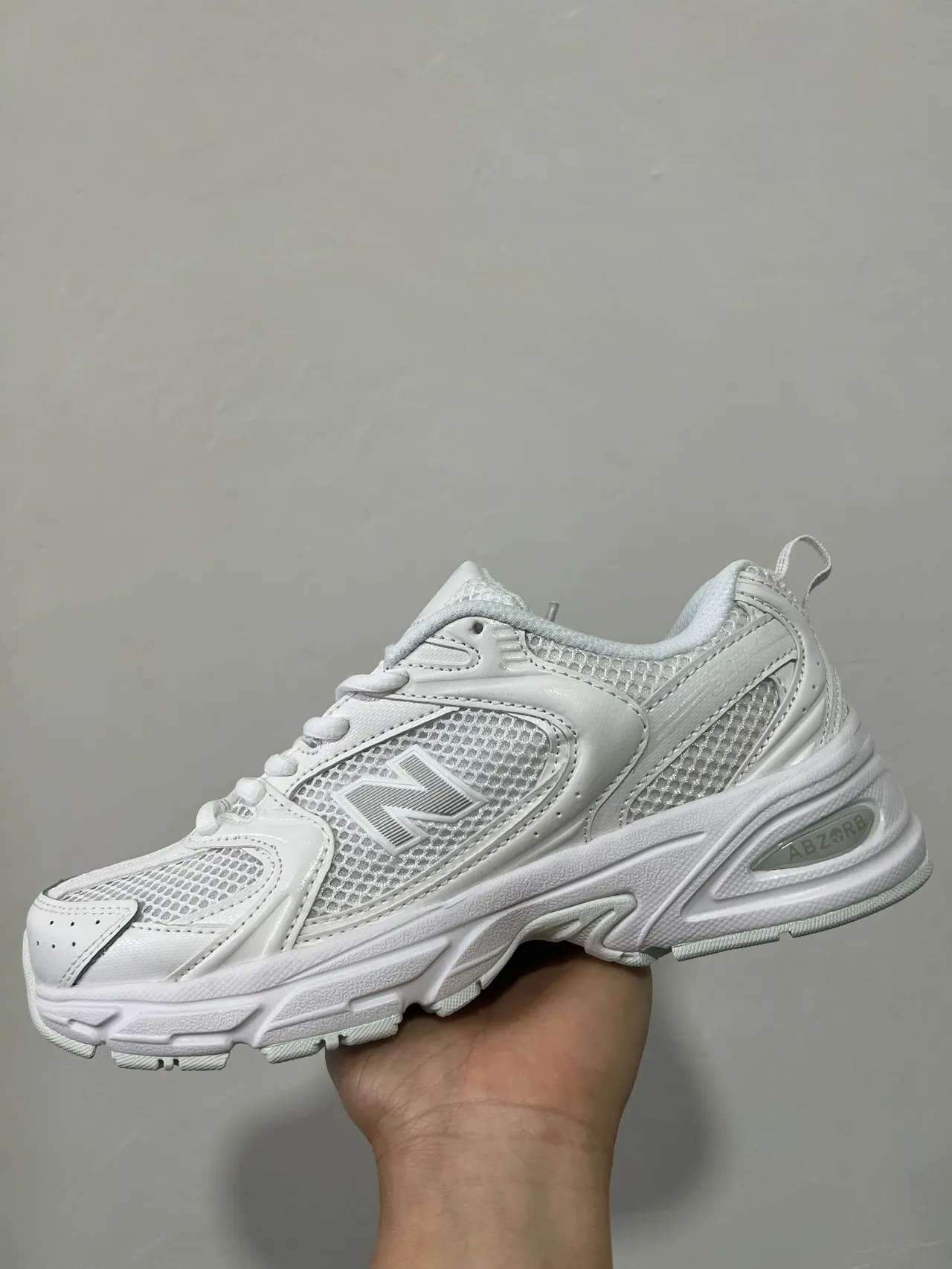 New Balance Zapatillas Lifestyle con Upper de Malla y Sintético Blanco y Gris Suela Media Chunky Esculpida 2