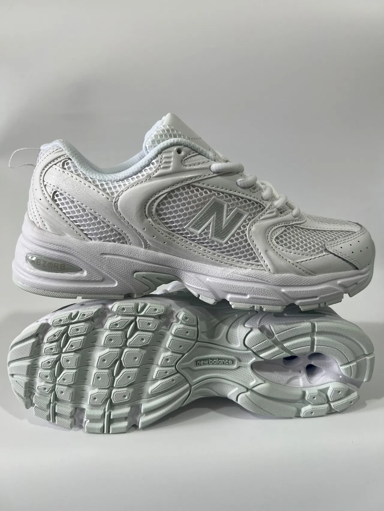 New Balance Zapatillas Lifestyle con Upper de Malla y Sintético Blanco y Gris Suela Media Chunky Esculpida 3