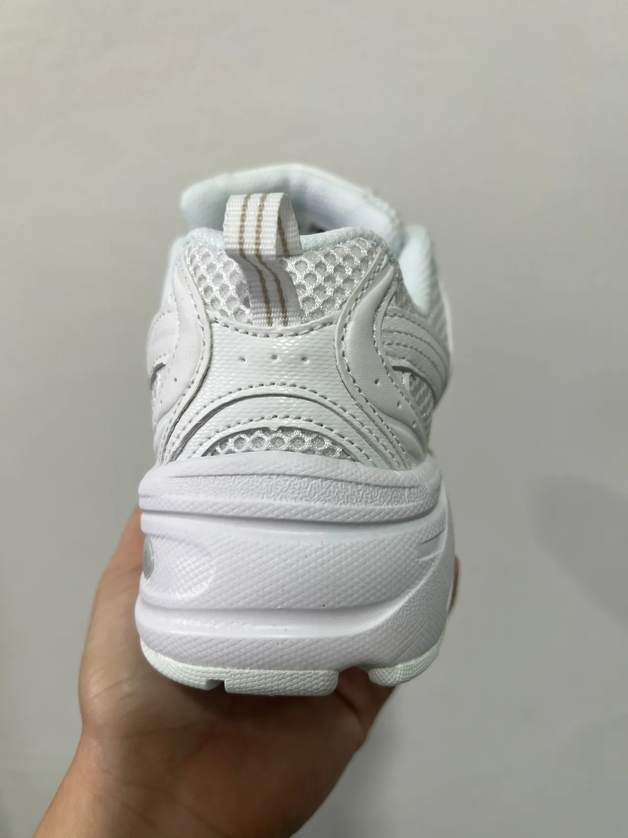 New Balance Zapatillas Lifestyle con Upper de Malla y Sintético Blanco y Gris Suela Media Chunky Esculpida 5