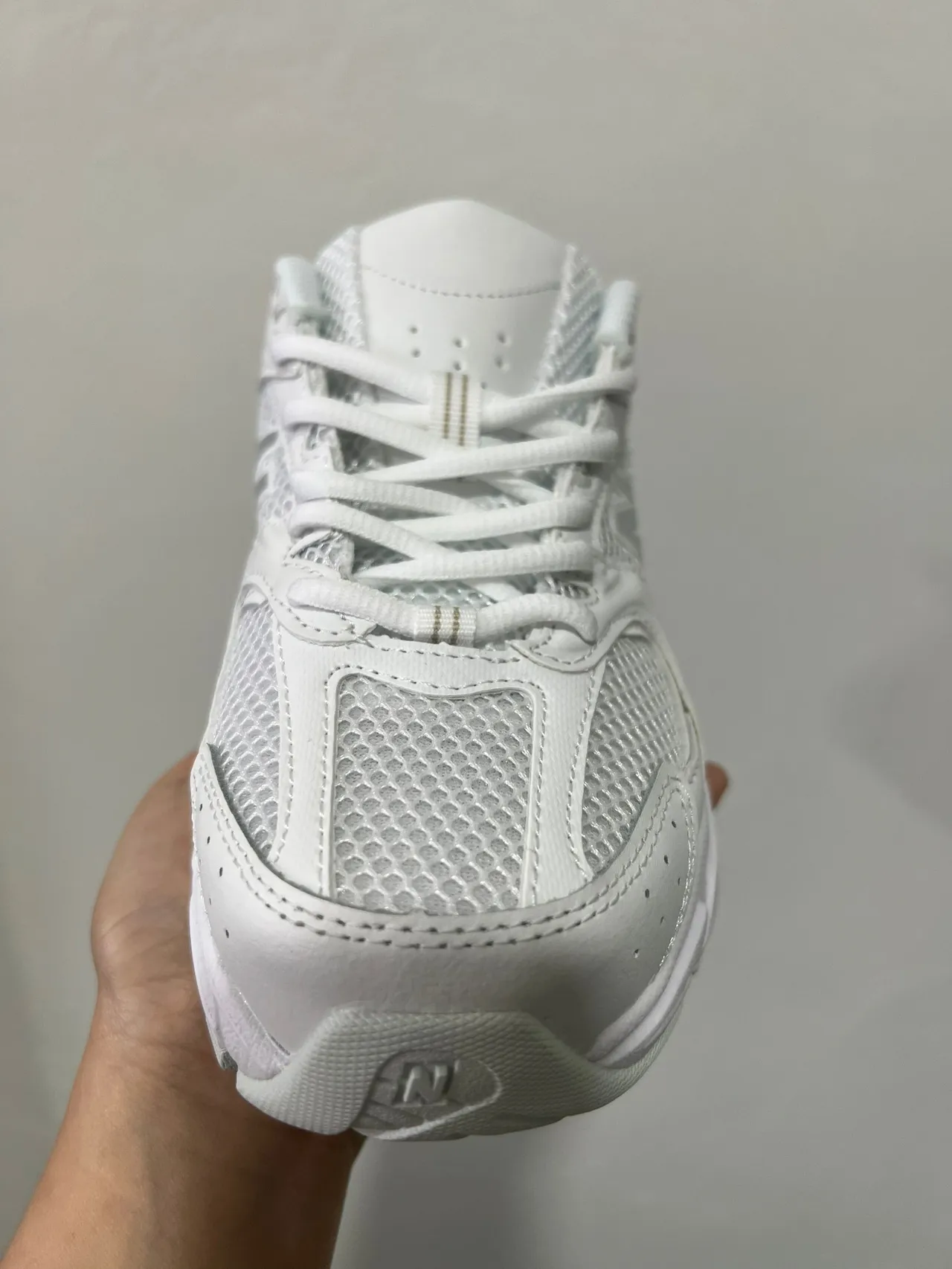 New Balance Zapatillas Lifestyle con Upper de Malla y Sintético Blanco y Gris Suela Media Chunky Esculpida 7