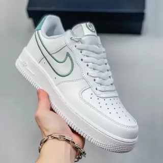 Nike Air Force 1 Blanc et Vert Baskets Lifestyle Basses Perforées à l'avant-pied