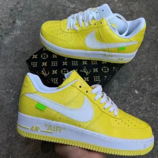 Nike Air Force 1 حذاء سنيكرز أسلوب حياة أصفر مطبوع بمونوغرام