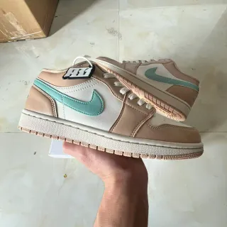 Nike Air Jordan 1 Low بيجي وأخضر نعناع حذاء رياضي