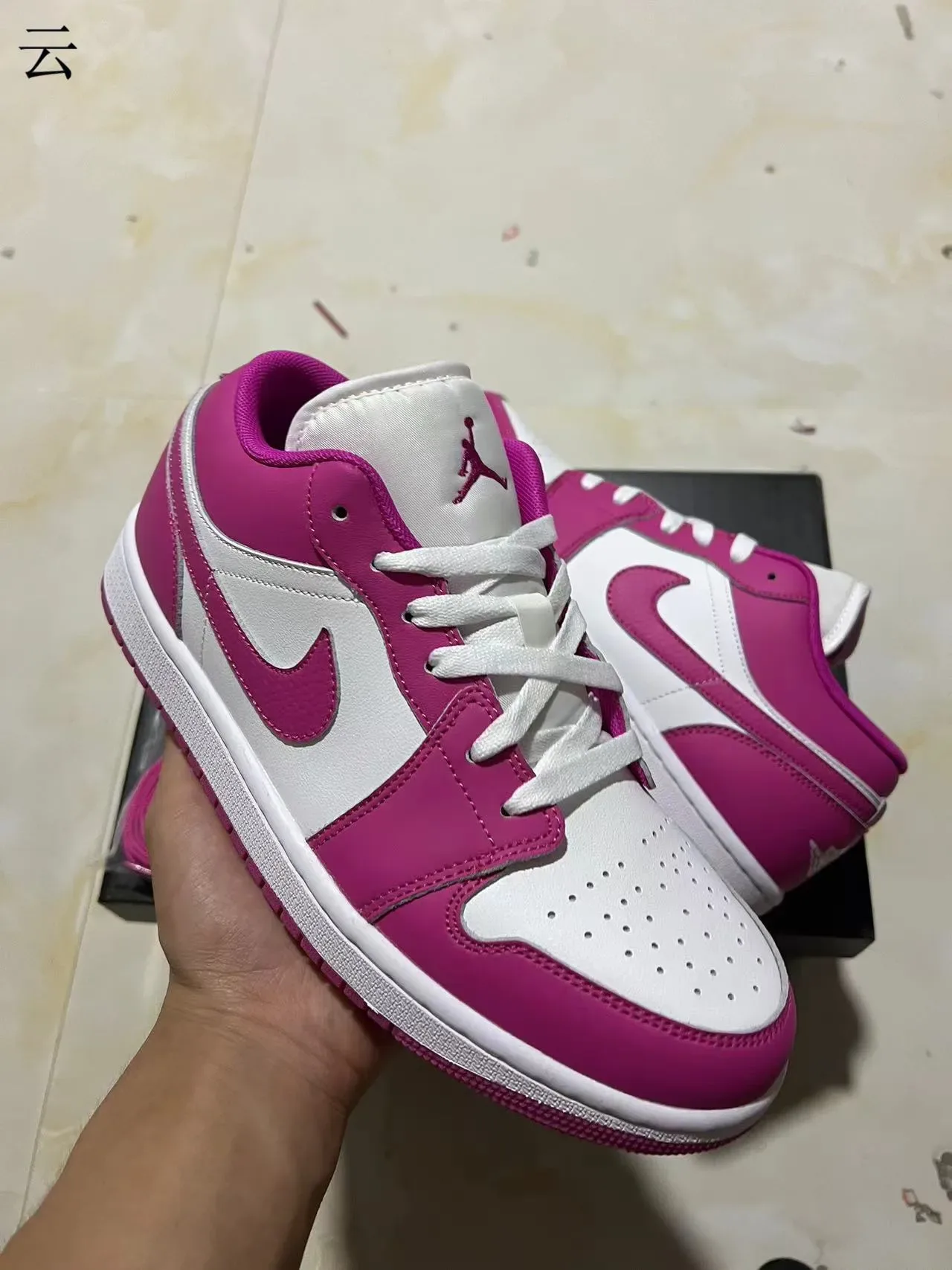 Nike Air Jordan 1 Low Rosa y Blanco Lifestyle Sneakers 2