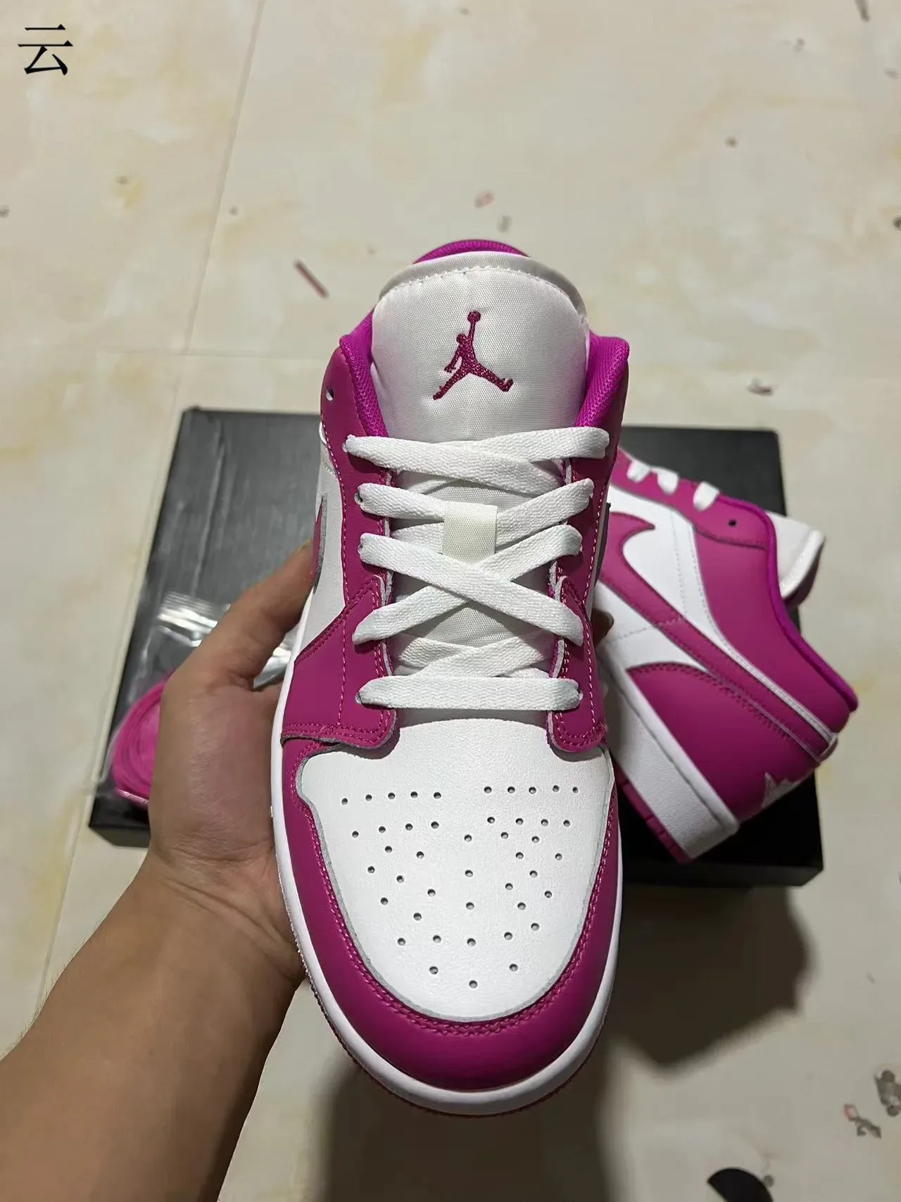 Nike Air Jordan 1 Low Rosa y Blanco Lifestyle Sneakers 3