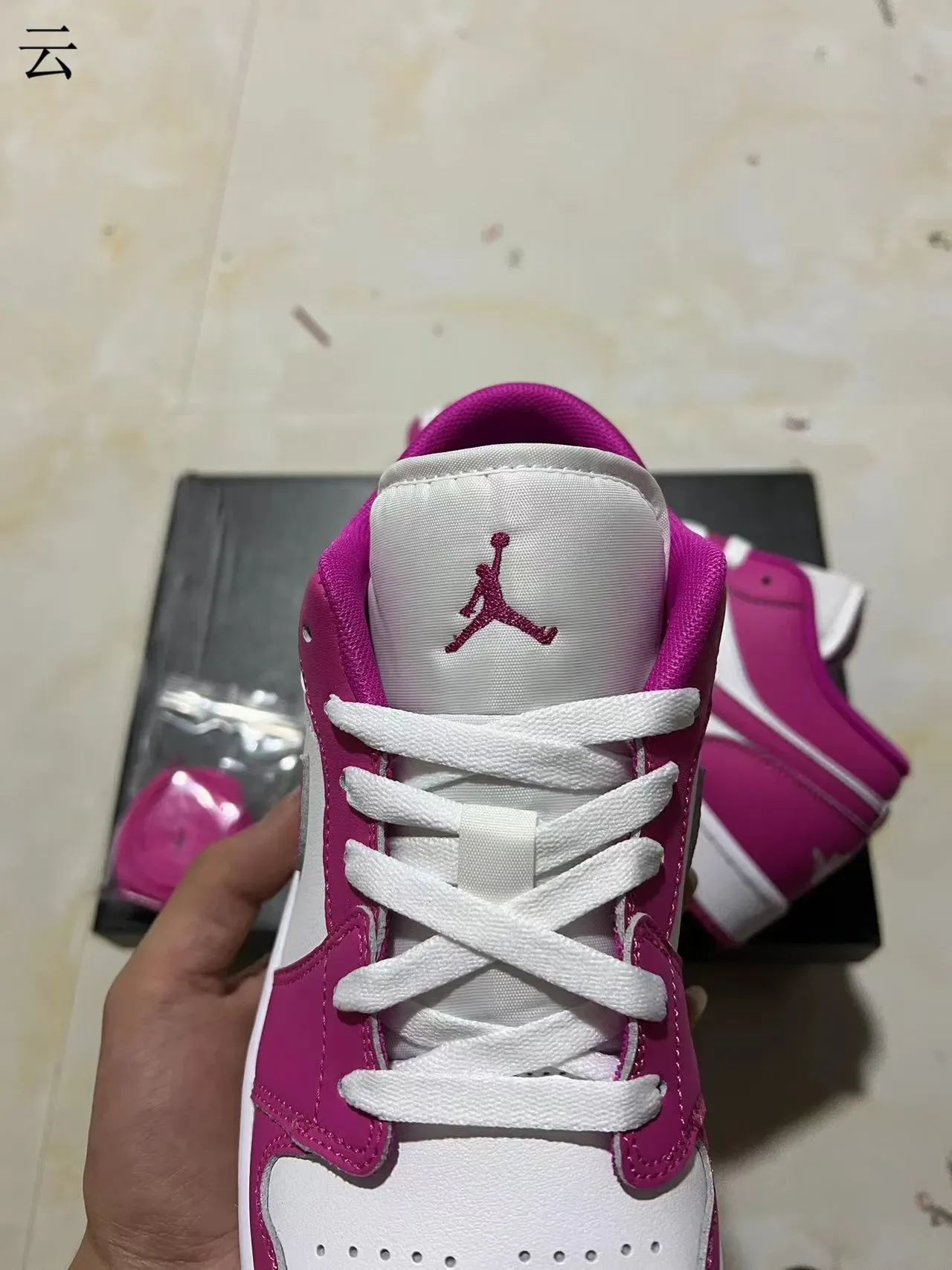 Nike Air Jordan 1 Low Rosa y Blanco Lifestyle Sneakers 4