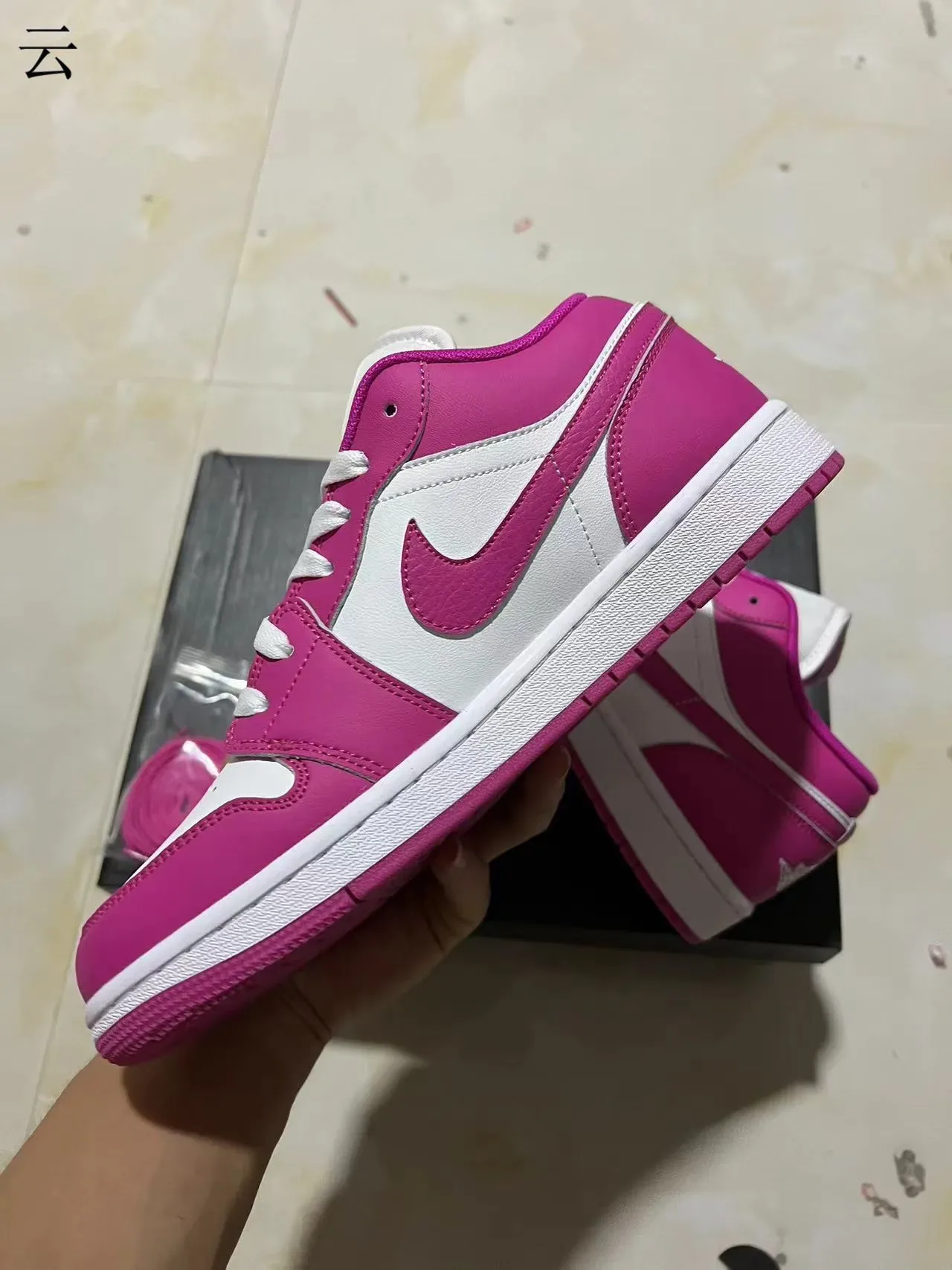 Nike Air Jordan 1 Low Rosa y Blanco Lifestyle Sneakers 5