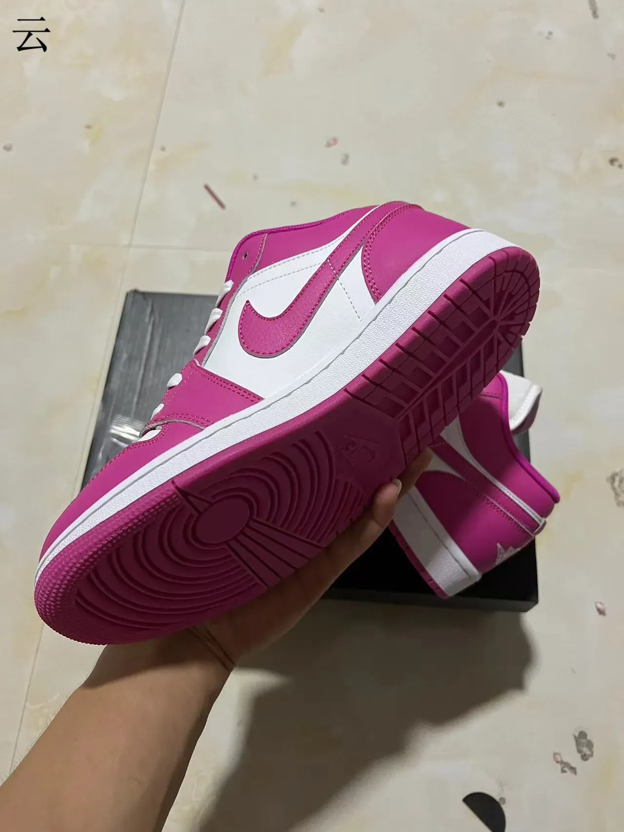 Nike Air Jordan 1 Low Rosa y Blanco Lifestyle Sneakers 6