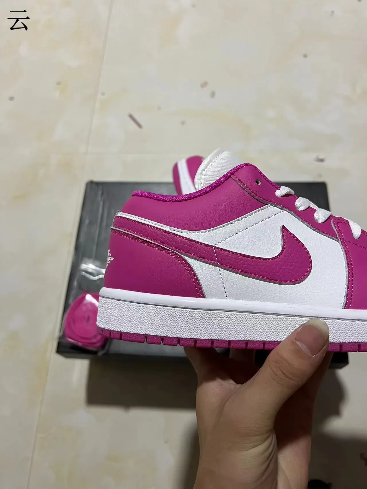 Nike Air Jordan 1 Low Rosa y Blanco Lifestyle Sneakers 7