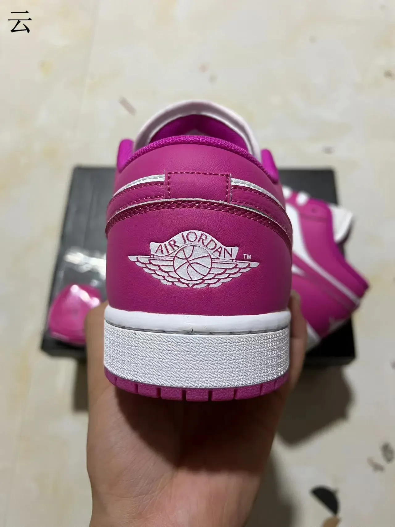 Nike Air Jordan 1 Low Rosa y Blanco Lifestyle Sneakers 8