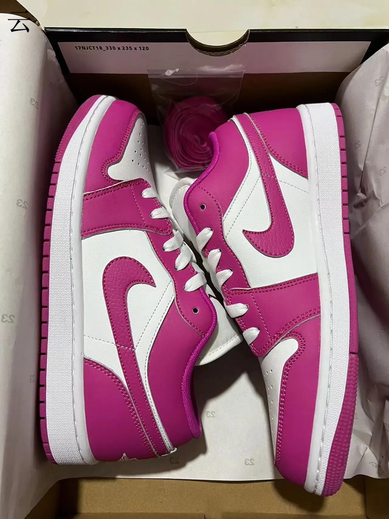 Nike Air Jordan 1 Low Rosa y Blanco Lifestyle Sneakers 9