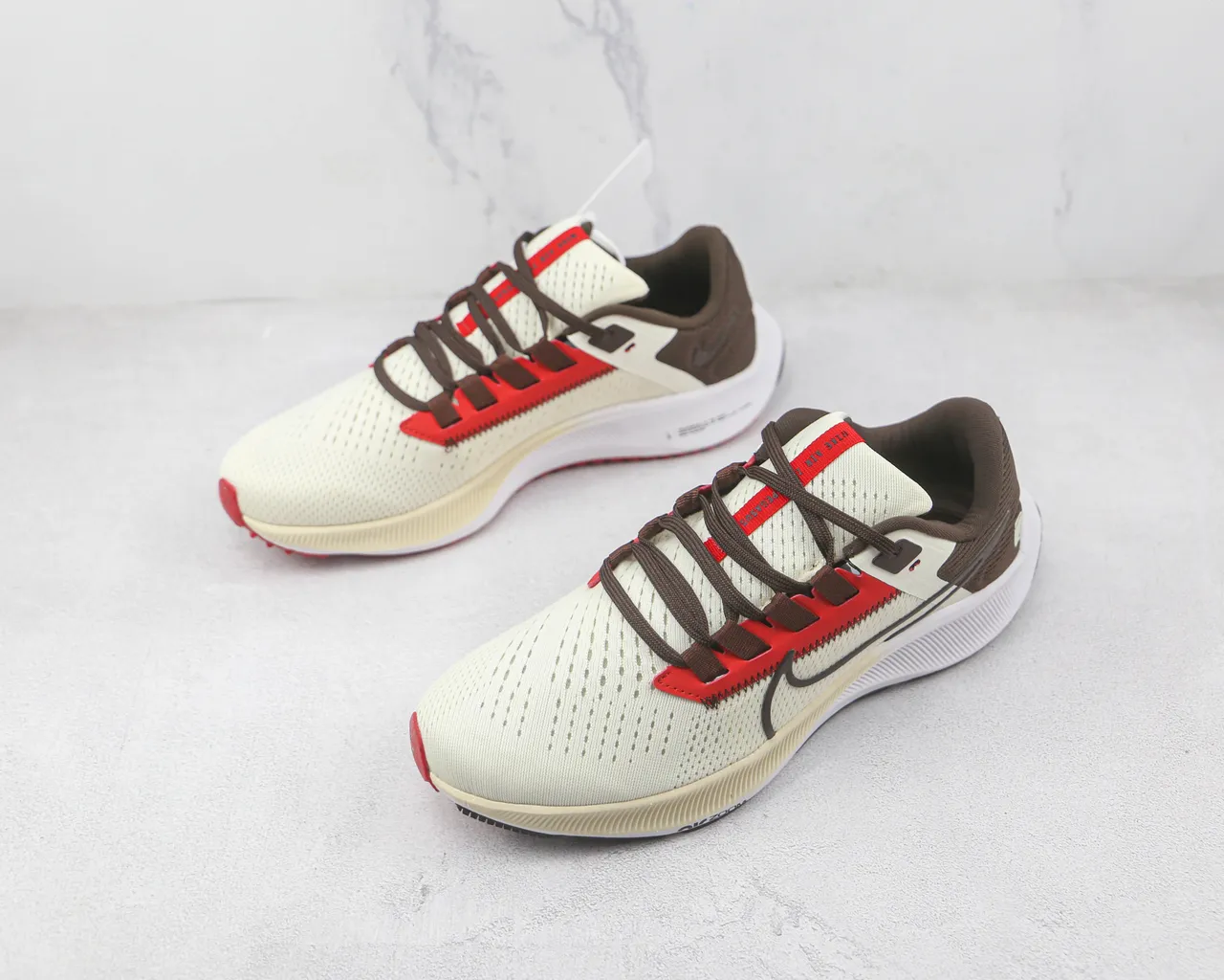 Nike 米色红色透气网面鞋面合成带覆盖跑鞋 4