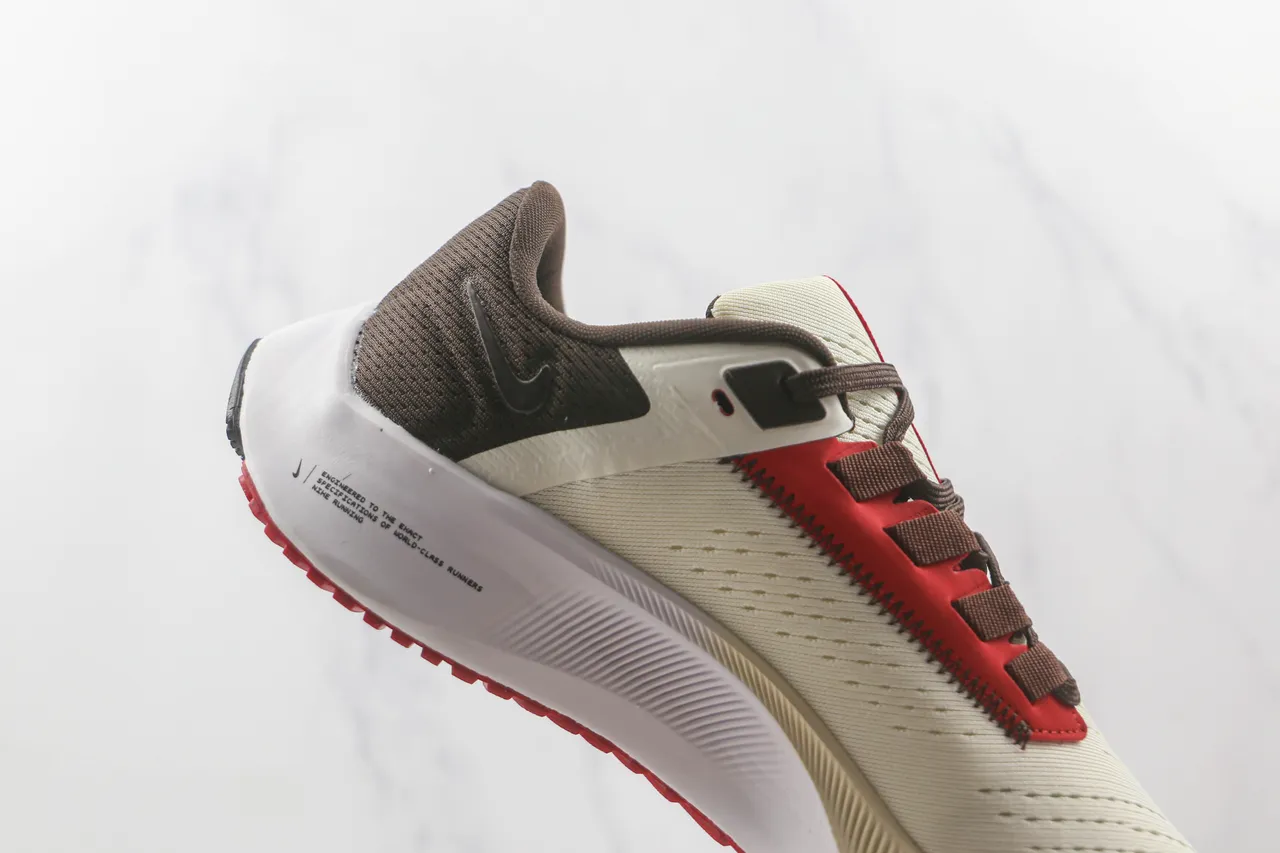 Nike 米色红色透气网面鞋面合成带覆盖跑鞋 5