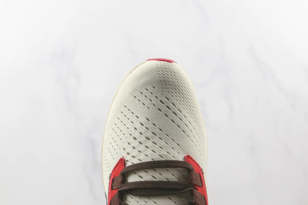 Nike 米色红色透气网面鞋面合成带覆盖跑鞋 6