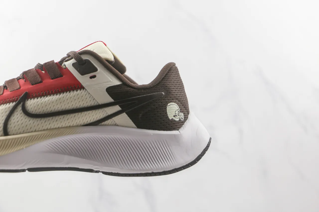 Nike 米色红色透气网面鞋面合成带覆盖跑鞋 7