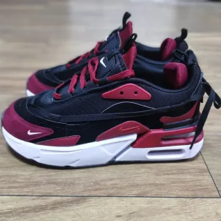 Nike Tênis lifestyle preto e borgonha com upper de malha e camurça, midsole esculpido branco