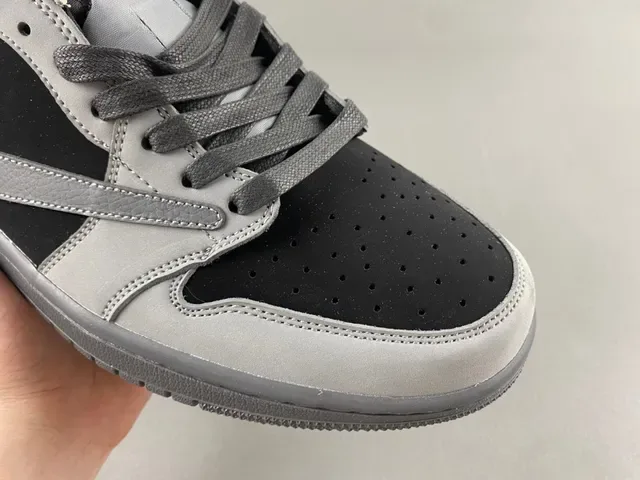 Nike Black Gray Low-Top Perforated Toe Lifestyle Sneakers 2