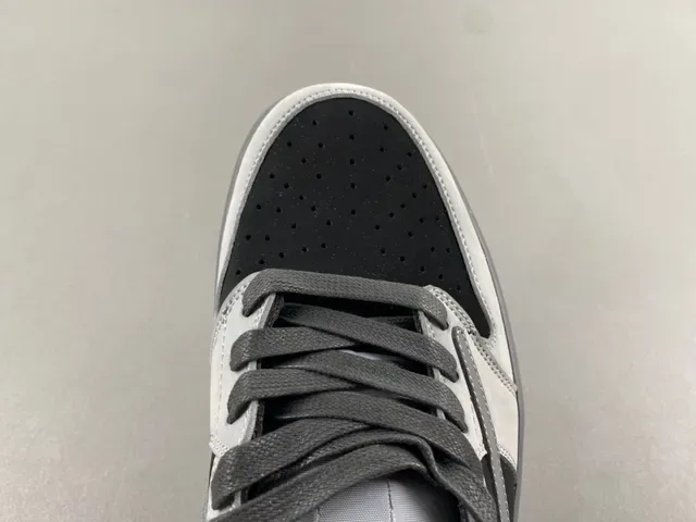 Nike Black Gray Low-Top Perforated Toe Lifestyle Sneakers 4