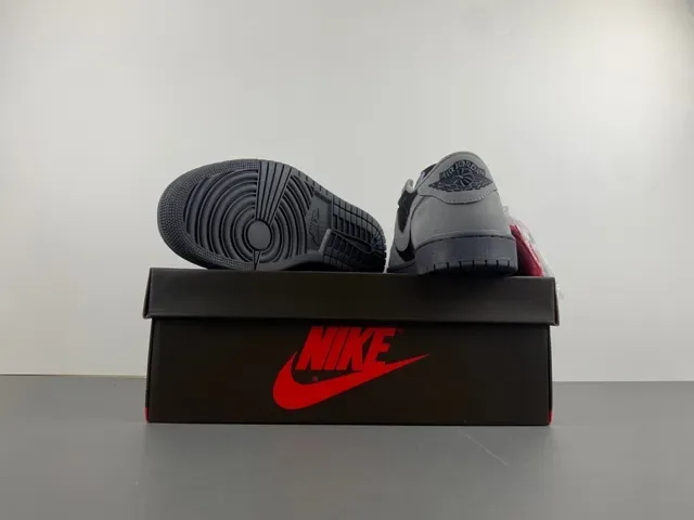 Nike Black Gray Low-Top Perforated Toe Lifestyle Sneakers 17