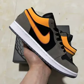Nike أحذية رياضية سوداء برتقالية منخفضة الكعب مع كبسول