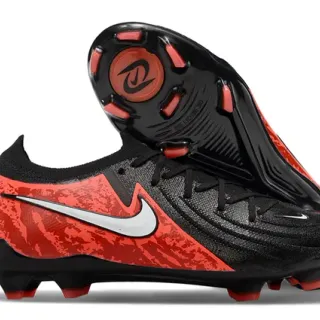 Nike Black Red Chaussures de football à tige basse en tricot avec overlay de camouflage pour terrain ferme