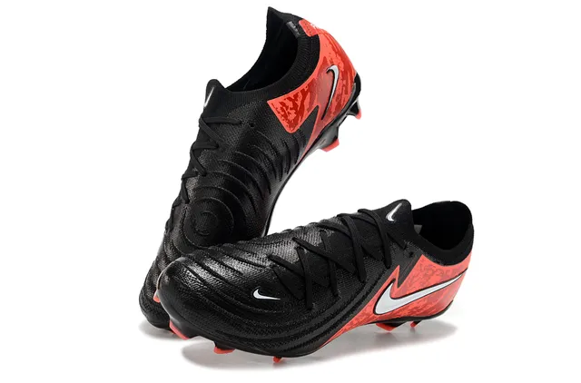 Nike Black Red Chaussures de football à tige basse en tricot avec overlay de camouflage pour terrain ferme 2