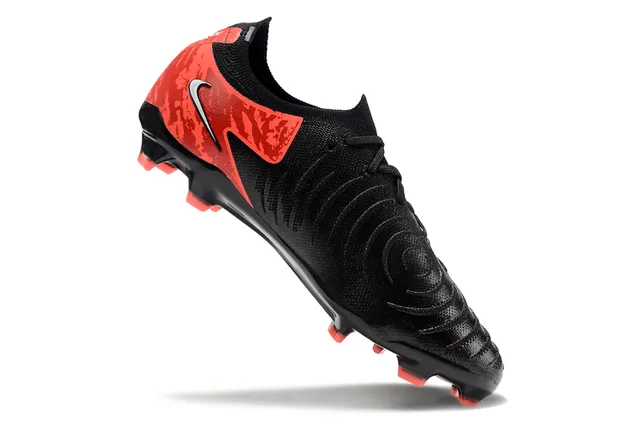 Nike Black Red Chaussures de football à tige basse en tricot avec overlay de camouflage pour terrain ferme 3