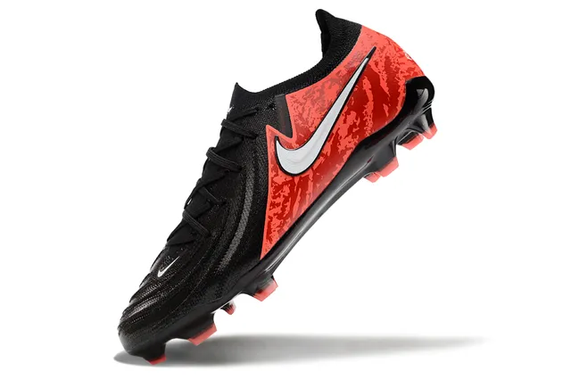 Nike Black Red Chaussures de football à tige basse en tricot avec overlay de camouflage pour terrain ferme 4