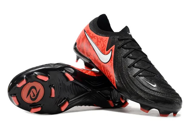 Nike Black Red Chaussures de football à tige basse en tricot avec overlay de camouflage pour terrain ferme 5
