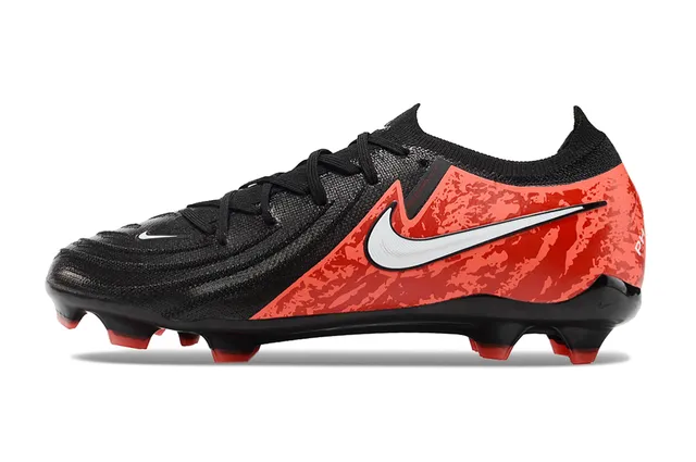 Nike Black Red Chaussures de football à tige basse en tricot avec overlay de camouflage pour terrain ferme 7