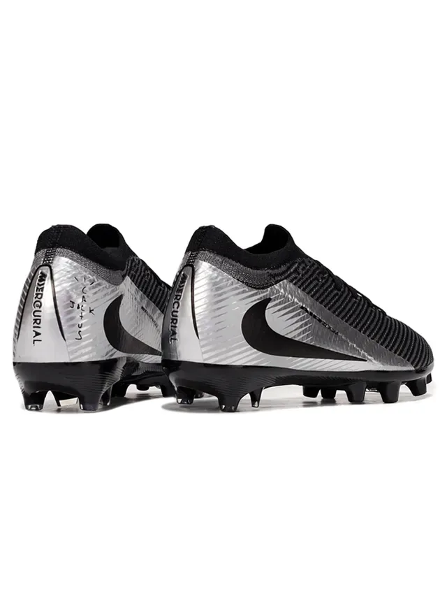 Nike Zapatillas de fútbol negro y plata con superior de knit y panel metálico para terreno firme 4