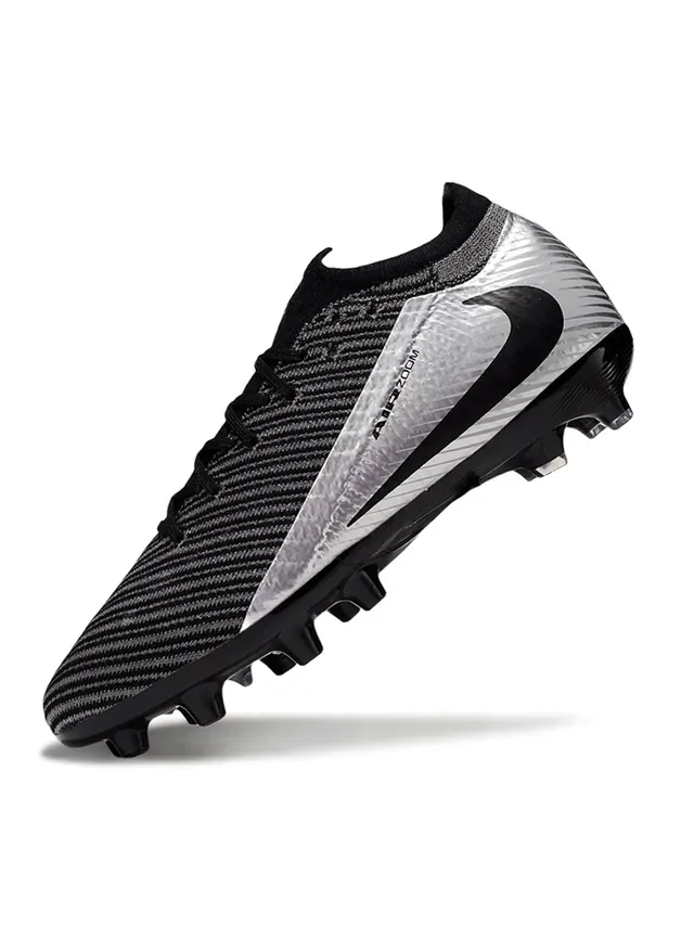 Nike Zapatillas de fútbol negro y plata con superior de knit y panel metálico para terreno firme 6